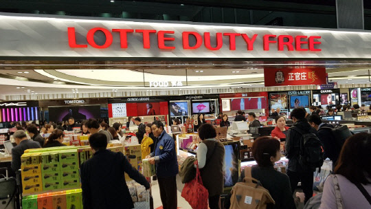 국내 면세점업계의 5월 매출이 2조원대를 회복했다. 사진은 롯데면세점 김포공항점 전경. <김아름 기자>